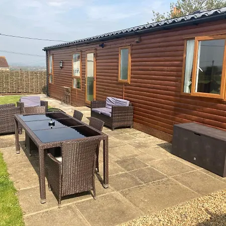 Rew Farm Country And Equestrian Accommodation - Sunset Lodge Melksham Exterior photo