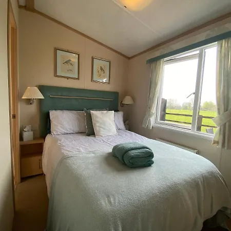 Rew Farm Country And Equestrian Accommodation - Sunset Lodge Melksham Exterior photo