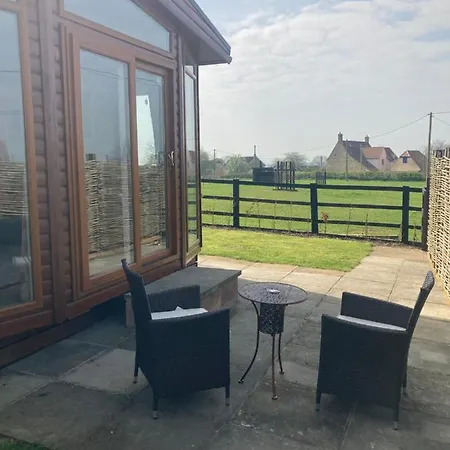 Rew Farm Country And Equestrian Accommodation - Sunset Lodge Melksham Exterior photo