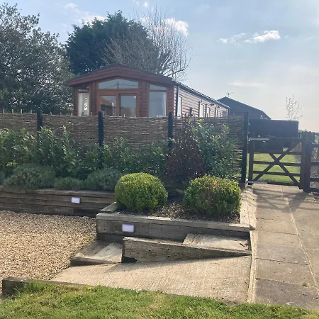 Rew Farm Country And Equestrian Accommodation - Sunset Lodge Melksham Exterior photo